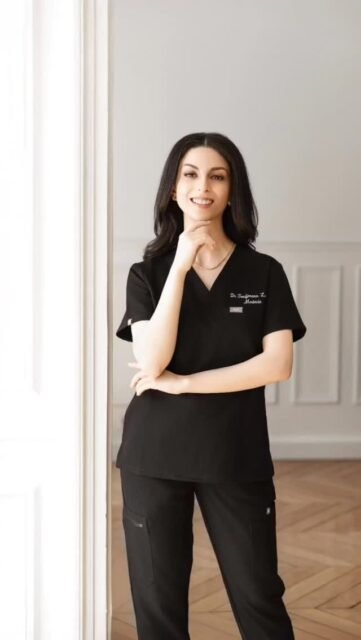 « Médecin esthétique » n’est pas un titre médical officiel.

La médecine esthétique est une activité médicale, mais elle ne constitue pas, à ce jour, un titre reconnu par l’Ordre des médecins.
Les praticiens exerçant en esthétique proviennent de spécialités médicales variées : médecine générale, dermatologie, gynécologie, angiologie ou autres disciplines.
L’exercice esthétique repose sur des formations et diplômes complémentaires, sans pour autant conférer le titre de « médecin esthétique ».
C’est pour cette raison qu’il n’est pas autorisé d’afficher cette appellation sur une plaque professionnelle, malgré des discussions en cours visant à encadrer et reconnaître cette pratique.

Ce contenu permet de mieux comprendre le cadre réglementaire actuel de la médecine esthétique et de distinguer une activité médicale d’un titre officiel reconnu.

Aujourd’hui, la médecine esthétique est une pratique encadrée, mais le titre de « médecin esthétique » n’existe pas encore officiellement.

#medecineesthetique
#ethiquemedicale
#reglementationmedicale
#informationpatient
#pratiquemedicale