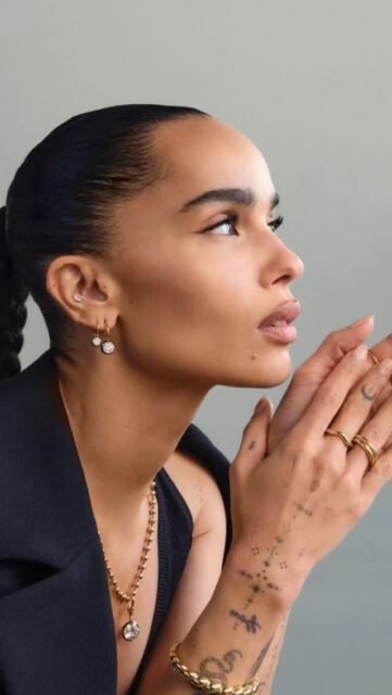 Certains visages très sculptés sont souvent le résultat d’une modification des volumes du tiers moyen.

L’évolution du visage de Zoë Kravitz illustre un effet de joues très creusées souvent associé à une bichectomie, une chirurgie qui consiste à retirer les boules graisseuses des joues.
Une fonte graisseuse naturelle peut apparaître avec l’âge, mais un creusement aussi marqué est généralement d’origine chirurgicale.
L’effet peut être accentué par des injections au niveau des pommettes qui renforcent la structure osseuse et creusent davantage le tiers moyen.
Le bas du visage paraît également plus défini, ce qui peut suggérer un travail au niveau du menton et de la jawline.
Concernant le regard, la position de l’œil, avec un angle externe plus élevé que l’angle interne, évoque souvent un geste chirurgical, parfois associé ensuite à des injections de toxine botulique pour maintenir l’effet.

Cette transformation montre comment la modification des volumes et de la structure peut créer un visage plus sculpté et anguleux, avec un rendu qui peut plaire ou non selon les préférences esthétiques.

Un visage très creusé et structuré résulte souvent d’une combinaison de chirurgie et d’injections visant à accentuer les lignes naturelles.

#analysefaciale
#harmonisationfaciale
#bichectomie
#medecineesthetique
#zoekravitz