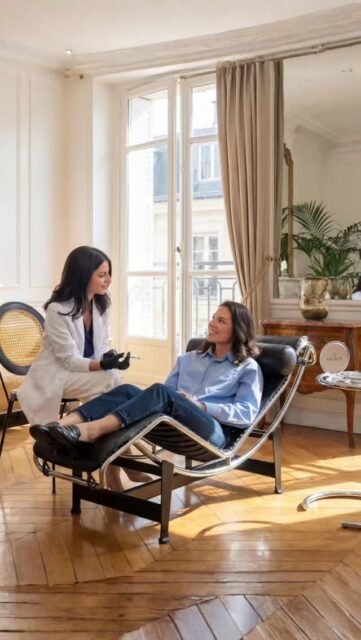 Fillers ou skinboosters : même molécule, effets totalement différents.

Les fillers et les skinboosters sont tous deux à base d’acide hyaluronique, mais leur indication n’est pas la même.
Les fillers sont des gels plus structurés, capables de donner du volume, corriger des creux et réharmoniser le visage (lèvres, menton, nez, pommettes).
Les skinboosters, eux, sont des acides hyaluroniques non volumateurs, injectés de manière plus superficielle pour hydrater la peau en profondeur.
Ils améliorent la qualité de peau, la luminosité et la texture, sans modifier les volumes.

Comprendre cette différence permet d’éviter les erreurs d’indication et d’adapter le traitement à l’objectif : structure ou qualité de peau.

Conclusion synthétique
Fillers pour le volume, skinboosters pour la qualité de peau : deux approches complémentaires.

#acidehyaluronique
#fillers
#skinbooster
#qualitedepeau
#medecineesthetique