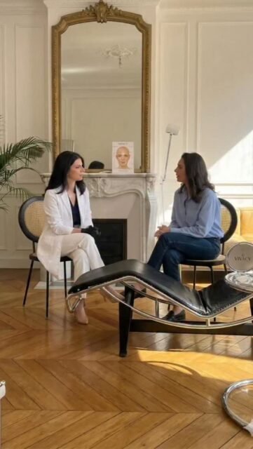 Comment se passe une séance de Sculptra ?

Le Sculptra est un biostimulateur de collagène.
Contrairement à l’acide hyaluronique classique, ce n’est pas un produit qui donne immédiatement du volume.

Le principe du Sculptra, c’est de stimuler progressivement votre propre production de collagène.

Le produit se présente sous forme de poudre dans un flacon.
Avant la séance, il faut donc le reconstituer avec une solution aqueuse contenant généralement un anesthésiant local.

C’est aussi pour ça que les injections sont en général assez confortables.

Une fois le produit préparé, les injections sont réalisées à la canule.

La canule est un petit tube souple à bout arrondi qui permet de glisser sous la peau tout en limitant les traumatismes vasculaires et les ecchymoses.

Le produit est ensuite réparti progressivement dans les tissus pour créer une stimulation collagénique diffuse.

Après les injections, on réalise un massage de la zone.

Et c’est souvent là que les patients sont surpris :
juste après la séance, on a parfois l’impression qu’il ne s’est “rien passé”.

Et c’est normal.

Le Sculptra ne fonctionne pas comme un filler classique.
Il faut laisser le temps au corps de fabriquer progressivement du collagène.

Les résultats apparaissent donc de façon progressive, généralement entre 4 et 6 semaines après la séance.

Le but est d’améliorer :
• la fermeté
• la densité cutanée
• la qualité des tissus
• et le relâchement.

Le nombre de séances dépend ensuite :
• de l’âge
• de la qualité de peau
• du relâchement
• et de l’objectif recherché.

En général, on réalise entre 1 et 3 séances.

⚠️ Les résultats du Sculptra sont progressifs et variables selon les capacités de stimulation collagénique, l’anatomie, le vieillissement et le mode de vie de chaque patient. Une consultation médicale est nécessaire afin de déterminer les indications et le protocole adapté.

#Sculptra #Biostimulateur #Collagène #MédecineEsthétique #AntiAge
