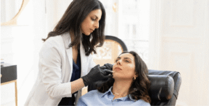 Consultation esthétique : médecin injectant l’acide hyaluronique pour sculpter le menton et la mâchoire, cabinet près de Paris