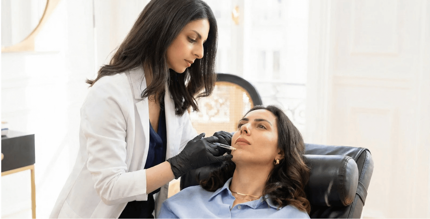 Injection des lèvres à l'acide hyaluronique ablon-sur-seine Consultation esthétique : médecin injectant l’acide hyaluronique pour sculpter le menton et la mâchoire, cabinet près de Paris