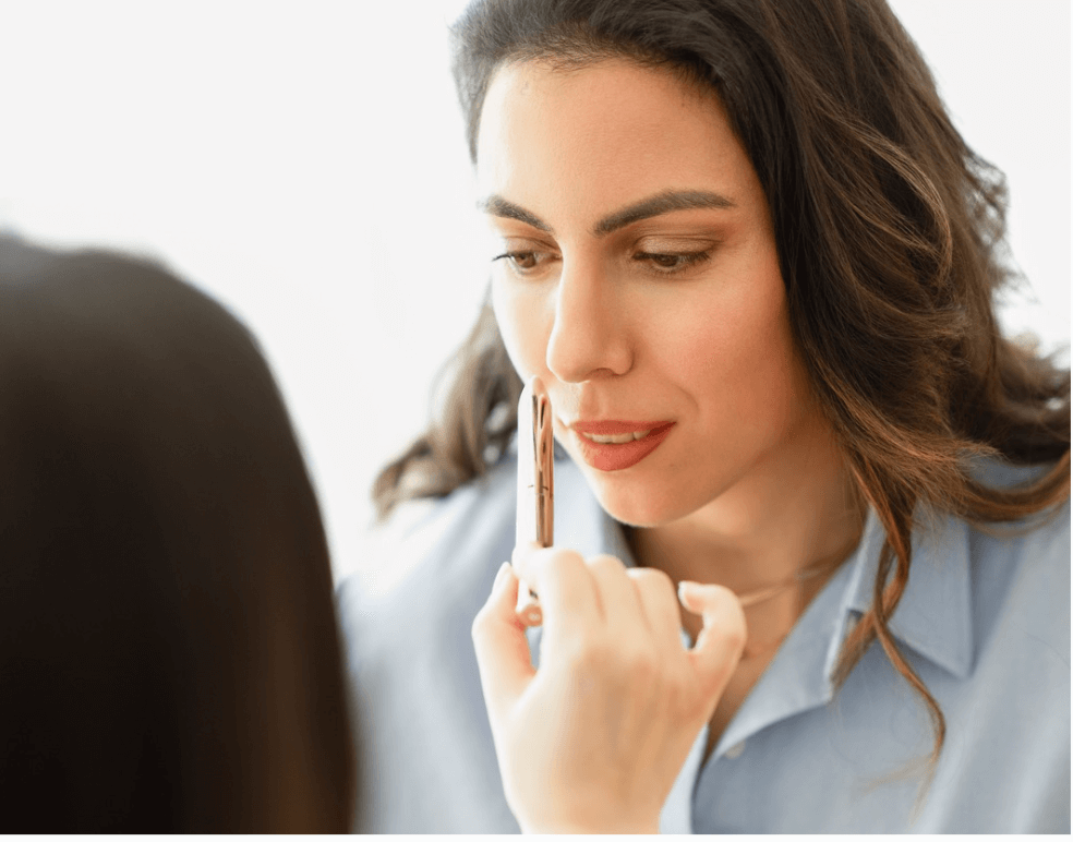 Injection des lèvres à l'acide hyaluronique ablon-sur-seine Analyse faciale avant traitement d’harmonisation – observation du profil au miroir – Dr Tordjmann Leslie